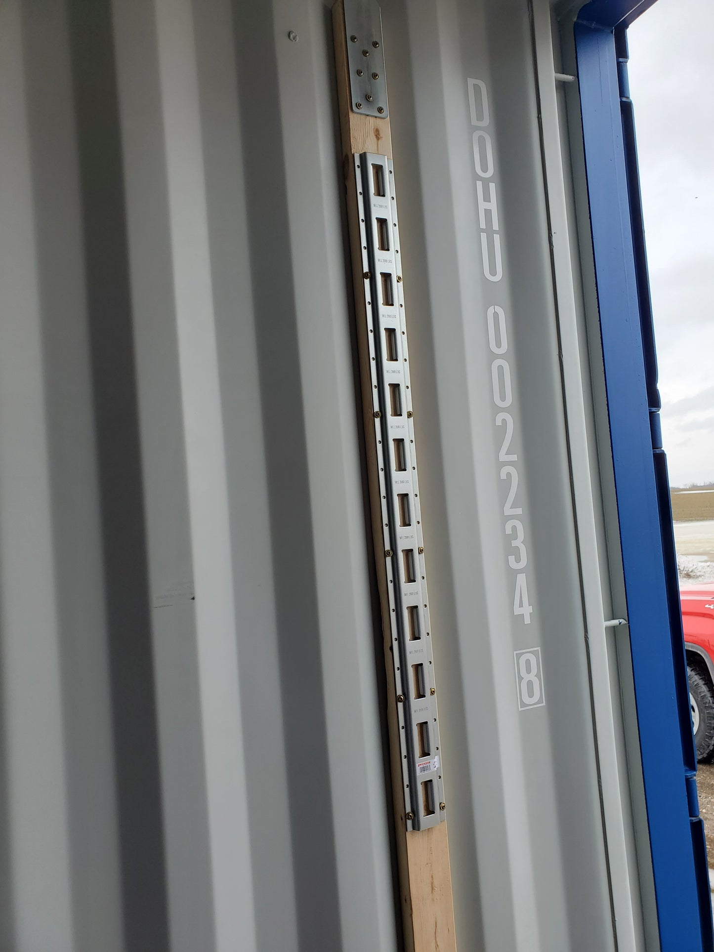 Vertical E-track mounting