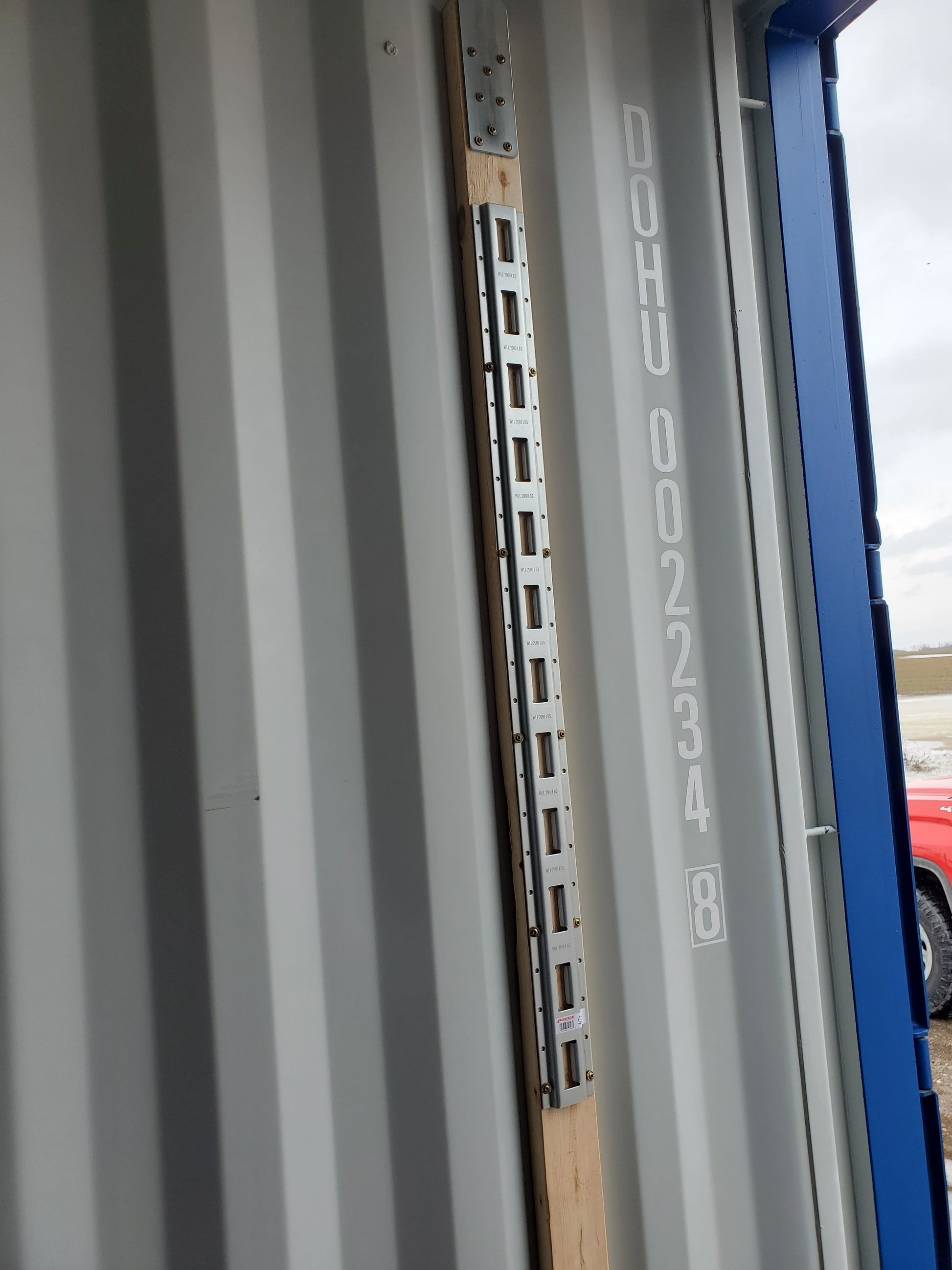 Vertical E-track mounting