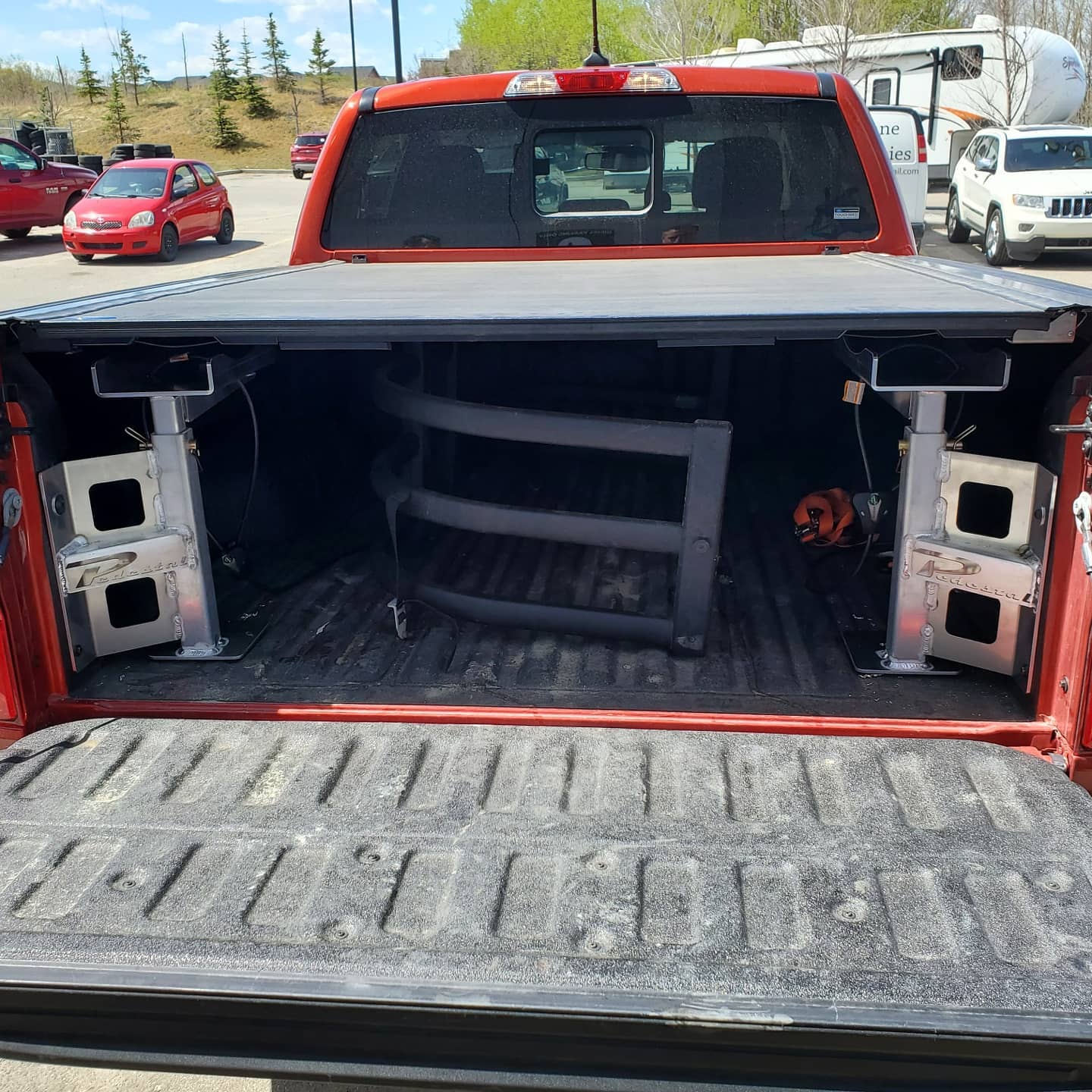 Pedestals underneath closed tonneau cover